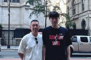 参观NBA总部&与家人团聚！媒体人周鹏晒杨瀚森再次抵达纽约后近照