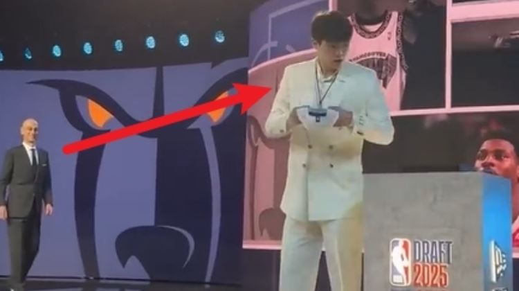 杨瀚森上台后略显紧张&和工作人员沟通 萧华在身后默默等待👀
